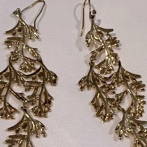 Stella & Dot Grace Earrings.Gold leaf pattern design with 3” drop. Gold plated.